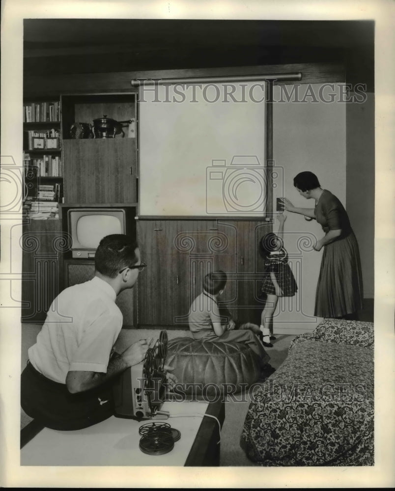 1960 Press Photo Radiant Autolectric Compact projection Screen.