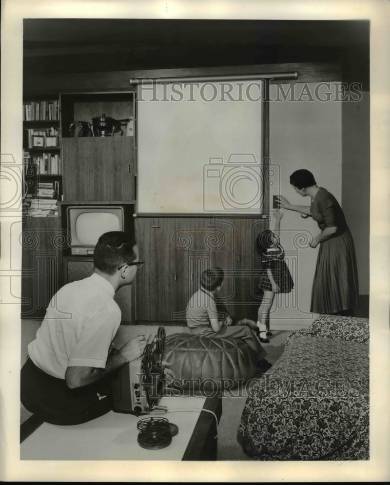 Load image into Gallery viewer, 1960 Press Photo Radiant Autolectric Compact projection Screen.

