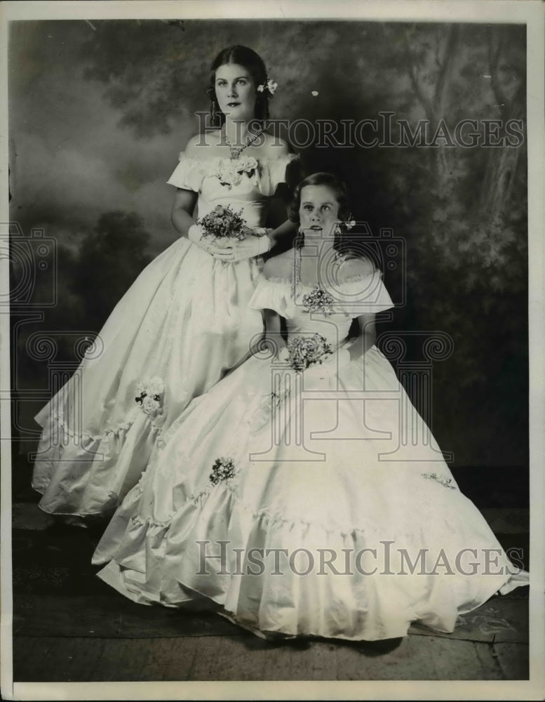 1933 Press Photo Miss Georgette Whalen And Edith Baker Shown As They Attend Ball