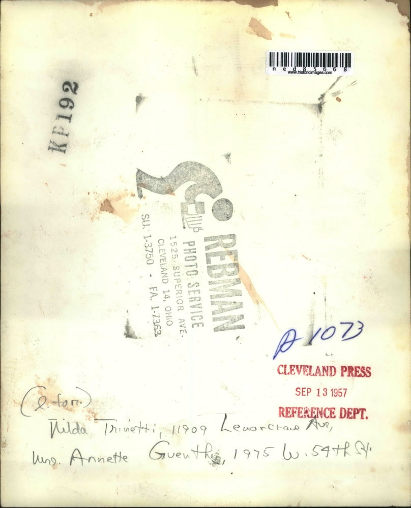 1957 Press Photo Nilda Trinetti and Mrs. Annette Guenthii holding brochures