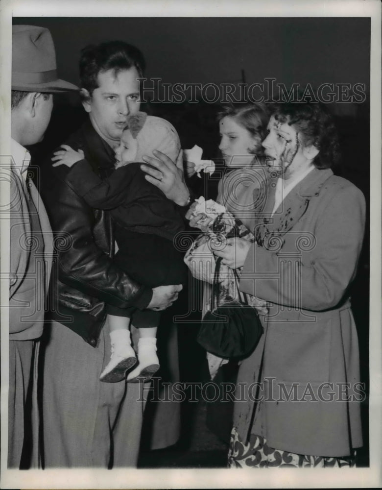 Load image into Gallery viewer, 1950 Press Photo Mrs. Ada Hummel , Rober Hummel and their baby after an accident
