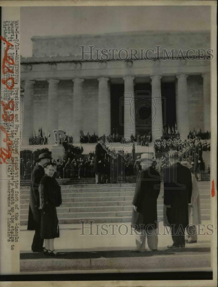 1952 Press Photo President and Mrs. Truman at the foot of the Lincoln Statue