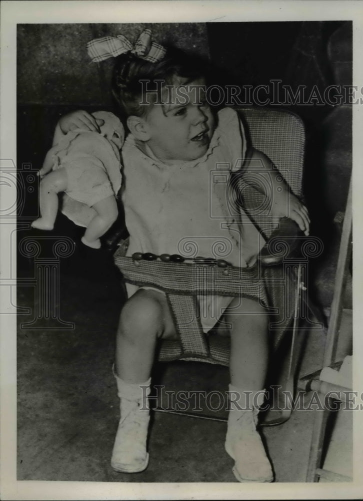 1939 Press Photo Little Mollie Gaffney as she watches the World Alliance Parade