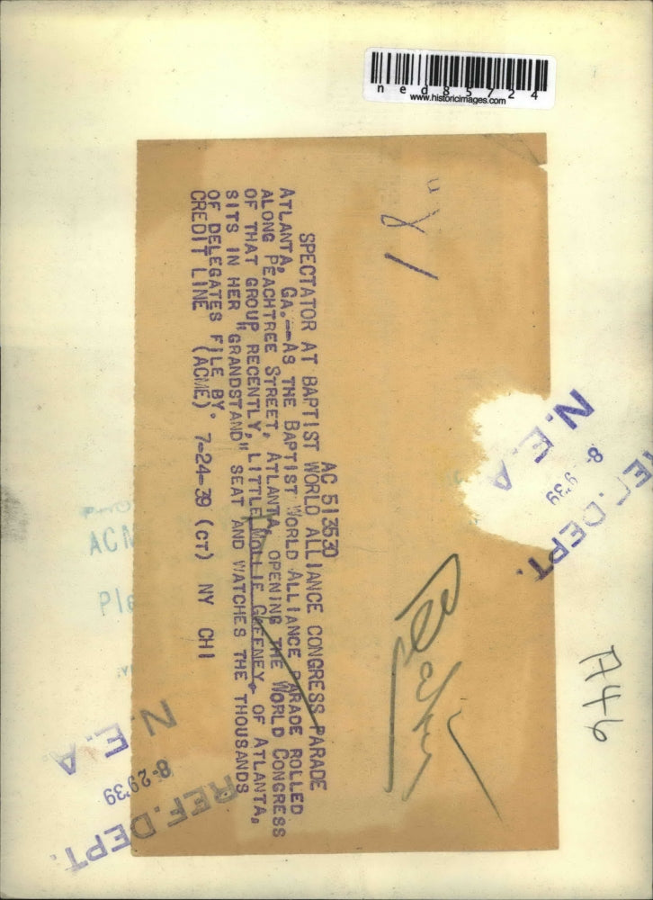 1939 Press Photo Little Mollie Gaffney as she watches the World Alliance Parade