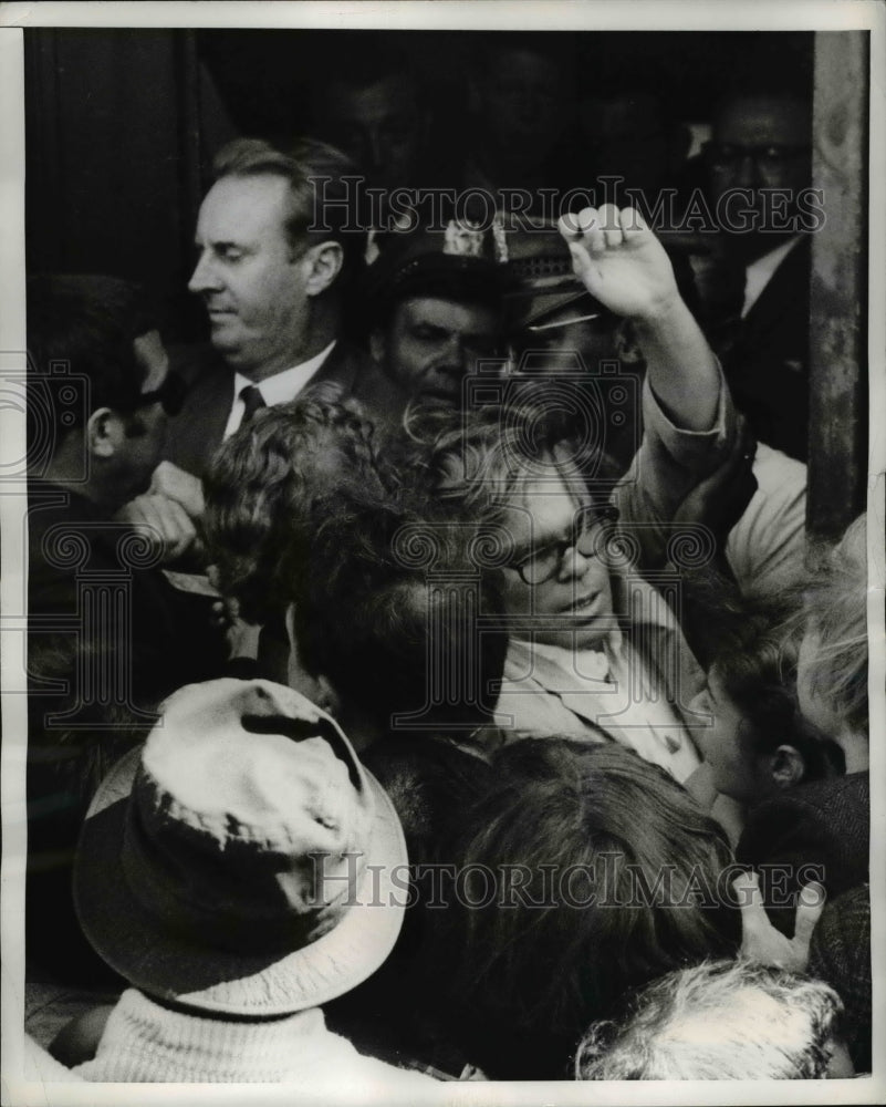 1960 Press Photo Security Guards Resist Demonstrators at Columbia University