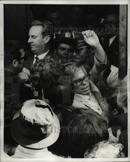 1960 Press Photo Security Guards Resist Demonstrators at Columbia University
