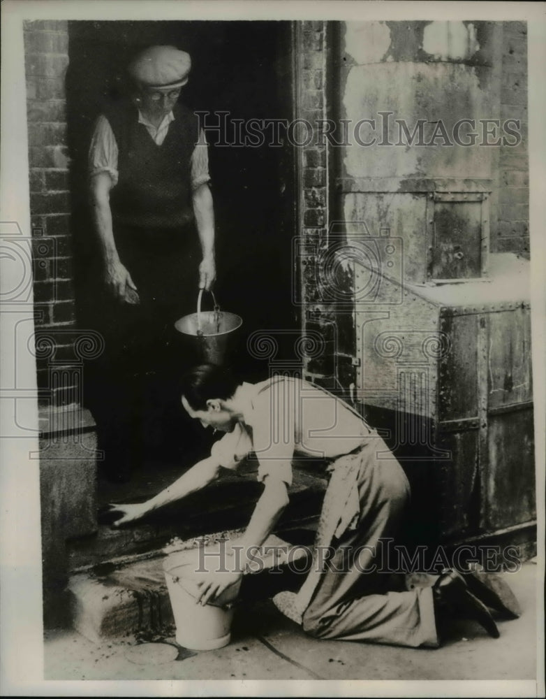 1939 Press Photo The husband aren't neglecting any of their jobs