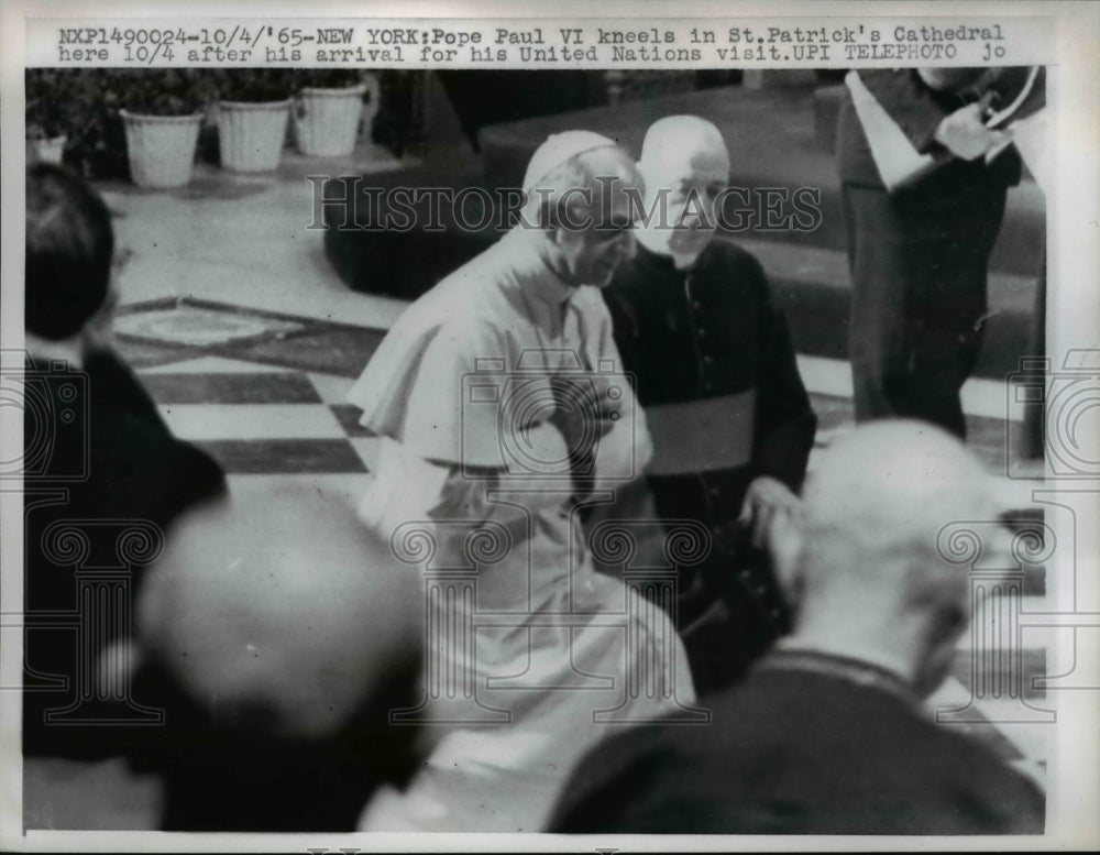 1965 Press Photo Pope Paul VI Kneels at St. Patrick's Cathedral in New York
