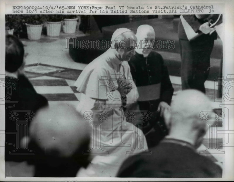 Load image into Gallery viewer, 1965 Press Photo Pope Paul VI Kneels at St. Patrick's Cathedral in New York
