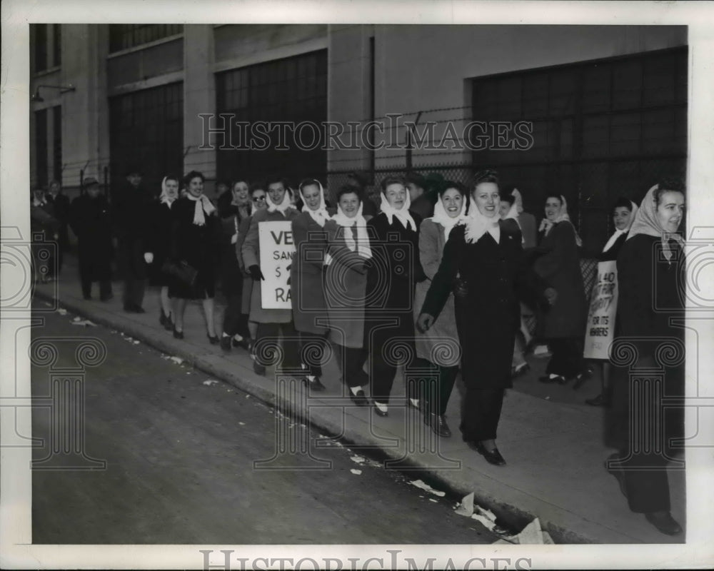 1946 Press Photo Bloomfield NJ striking Inited Electric Radio workers