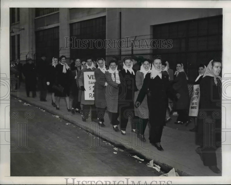 Load image into Gallery viewer, 1946 Press Photo Bloomfield NJ striking Inited Electric Radio workers
