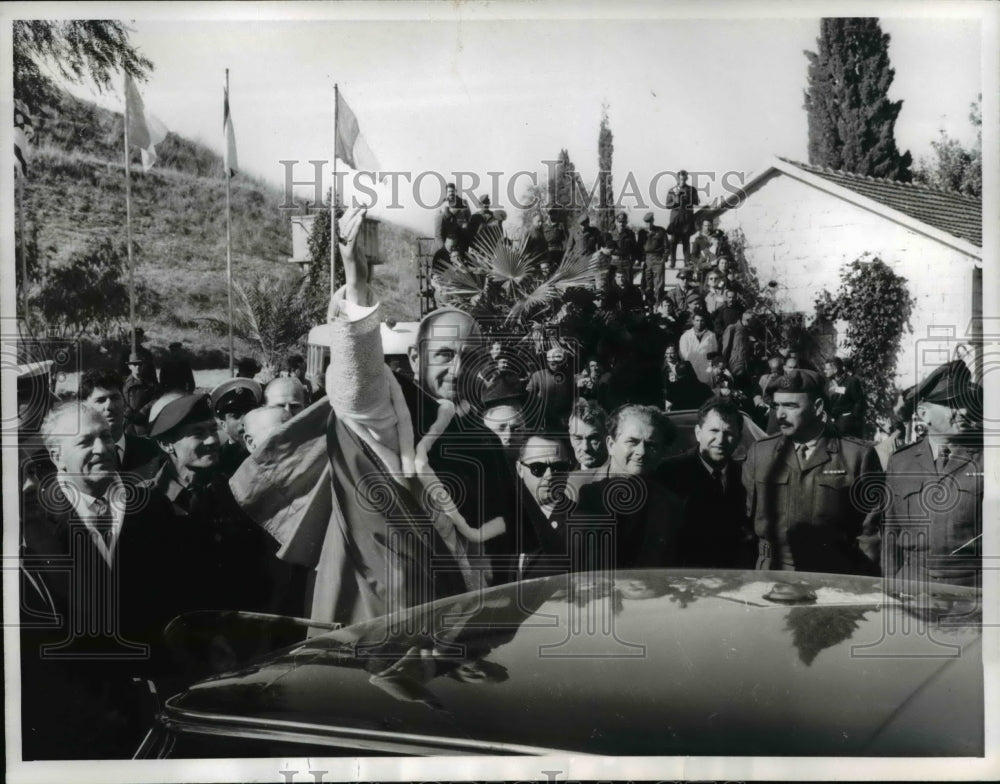 1964 Press Photo Pope Paul VI waves to crowd arriving in Israel