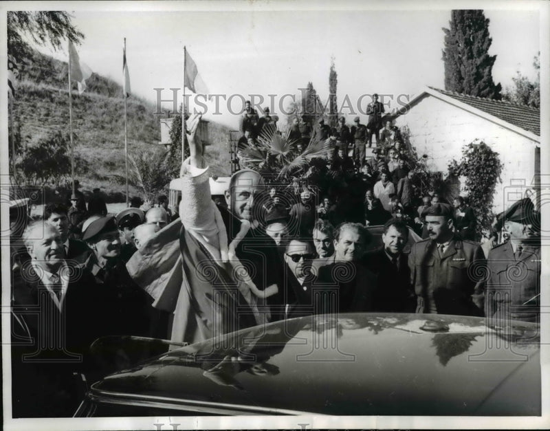 Load image into Gallery viewer, 1964 Press Photo Pope Paul VI waves to crowd arriving in Israel
