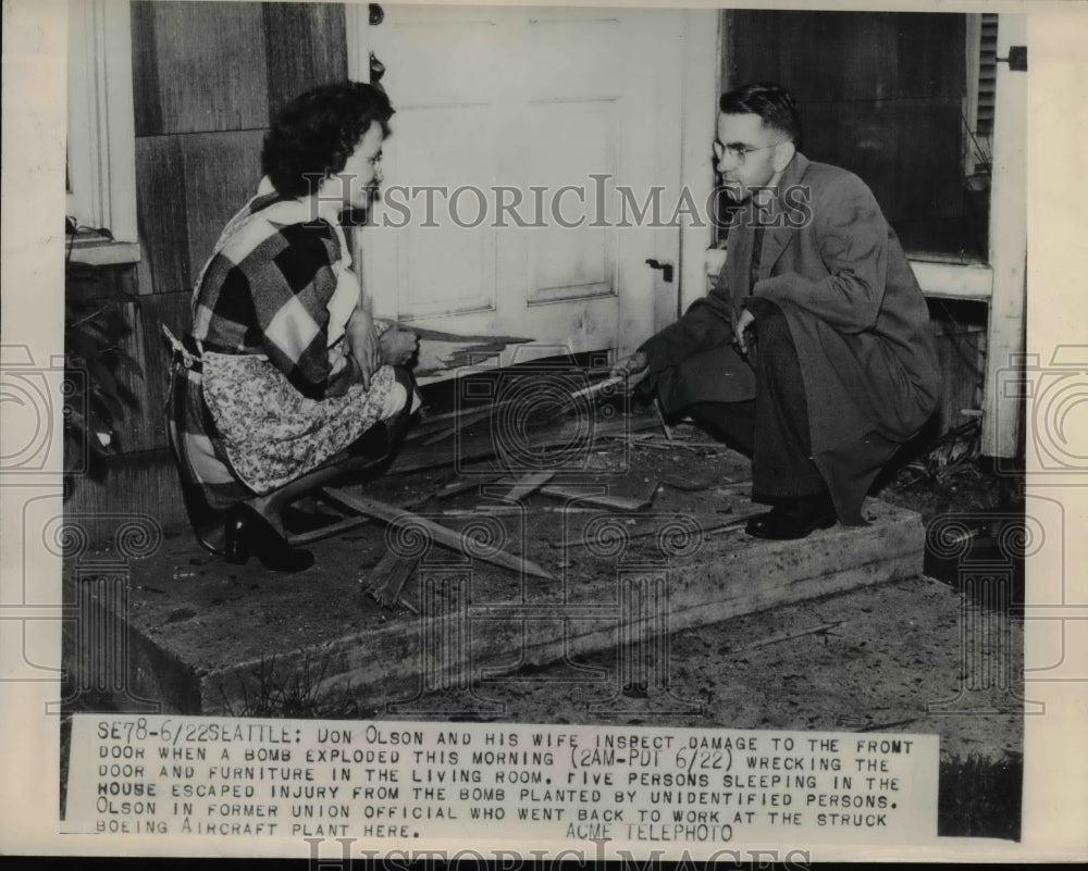 1948 Press Photo Seattle Don Olson and his wife inspect damage to the front door