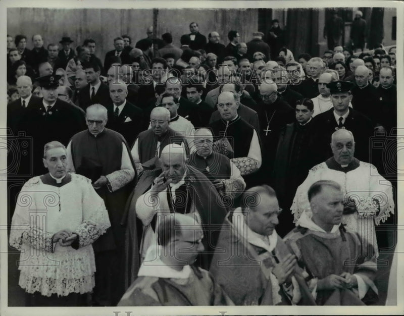 Load image into Gallery viewer, 1962 Press Photo Pope John XXIII leads Lenten procession in Rome
