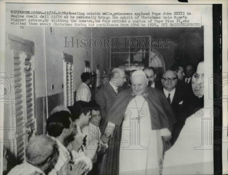 Load image into Gallery viewer, 1958 Press Photo Rome Italy Pope John XXIII visits Regine Coeli jail
