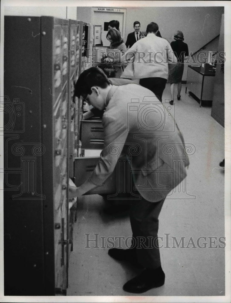 Load image into Gallery viewer, 1969 Press Photo Kids changing class at lockers at Baptist Upper school
