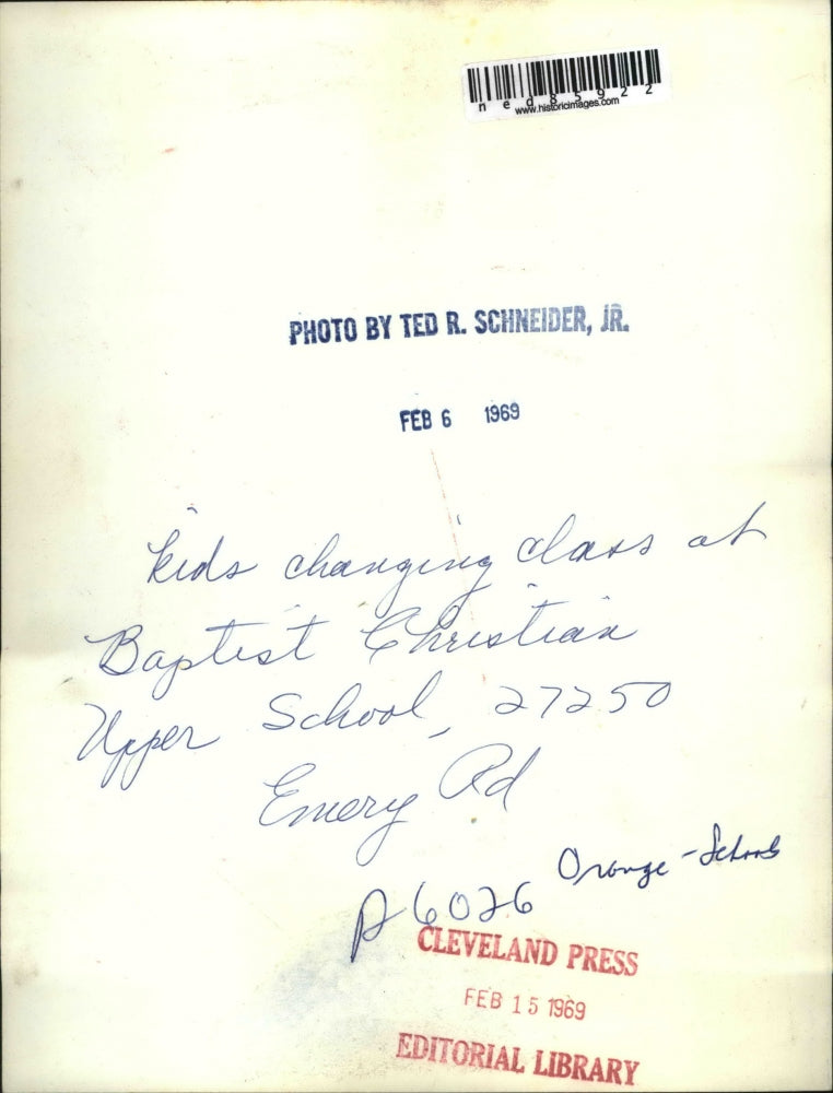 1969 Press Photo Kids changing class at lockers at Baptist Upper school