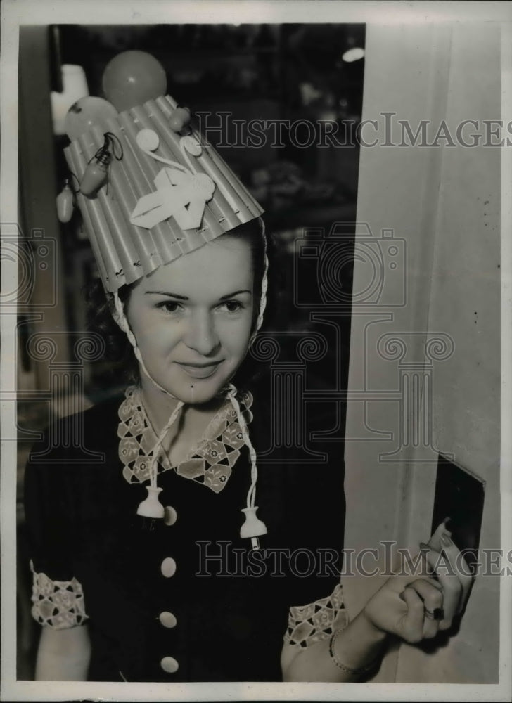 1938 Press Photo Mrs Robert Gould in Lamp Shade Hat Crazy Hat Show Los Angeles