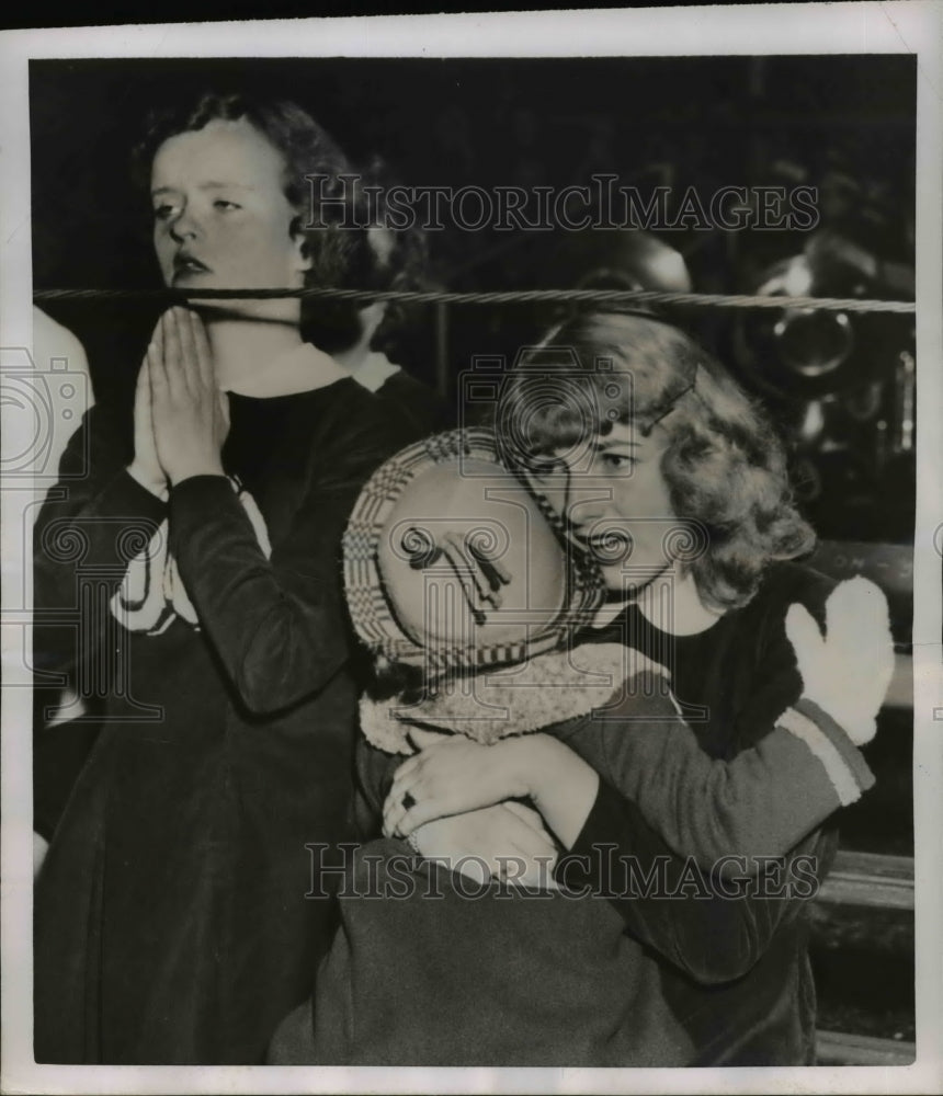 1951 Press Photo Johnson City NY Cheerleader Mary Ethel Leanard prays for a- Historic Images