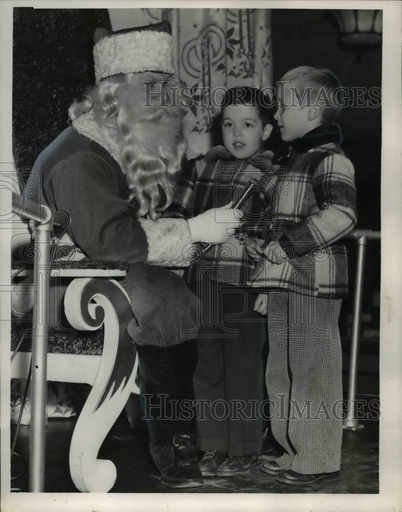 1953 Press Photo Dale Gregory and James J- visit Santa Clause