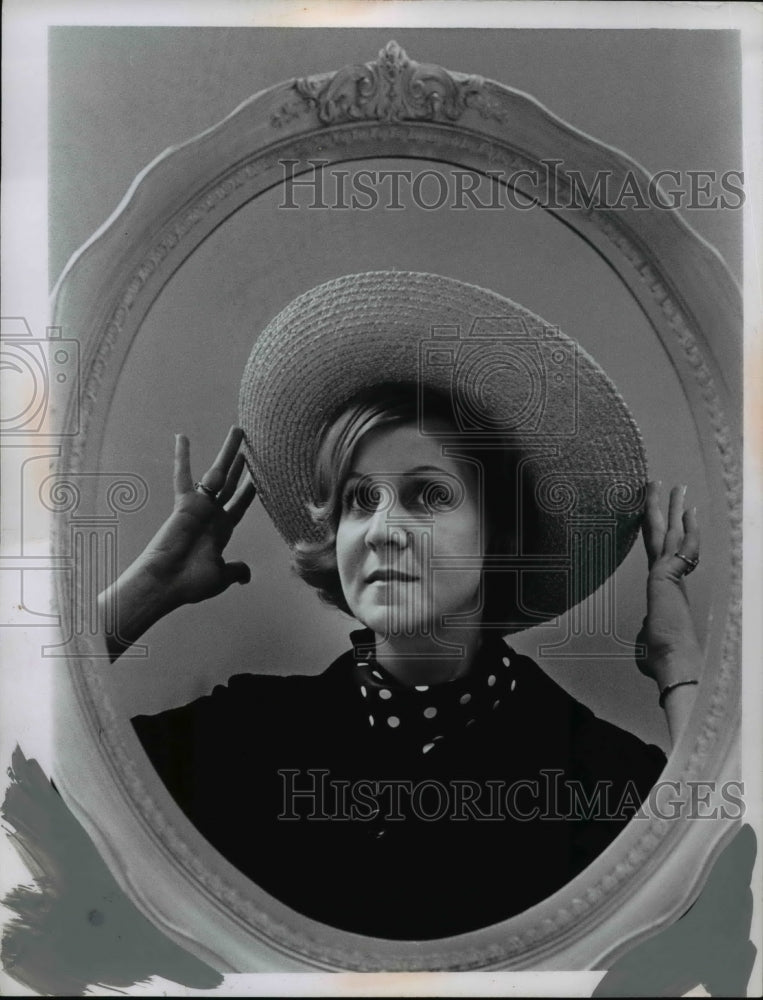 Load image into Gallery viewer, 1966 Press Photo Mrs Pat McCaffery in Wide Brimmed Hat
