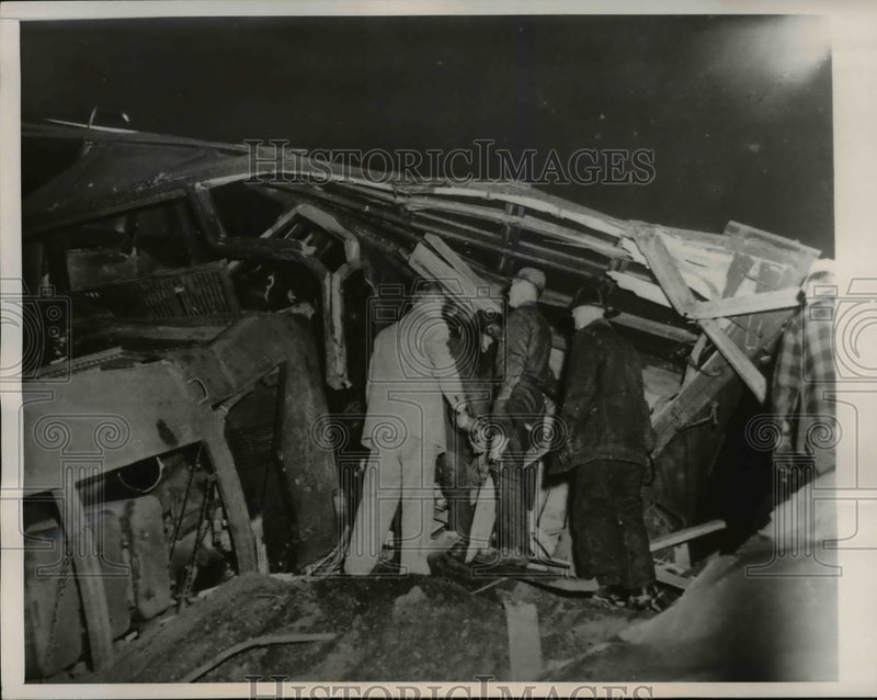 Load image into Gallery viewer, 1950 Press Photo Runaway Train Kills Three
