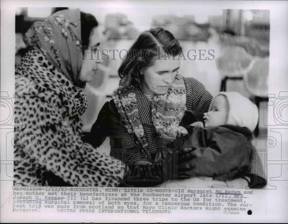 1963 Press Photo Rochester MN Margaret McKeon 20 months & mom & Mrs J Ramsey