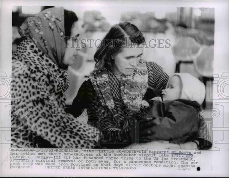 Load image into Gallery viewer, 1963 Press Photo Rochester MN Margaret McKeon 20 months &amp; mom &amp; Mrs J Ramsey
