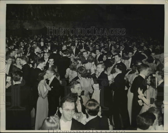 1940 Press Photo Yale men & guests at Junior Prom
