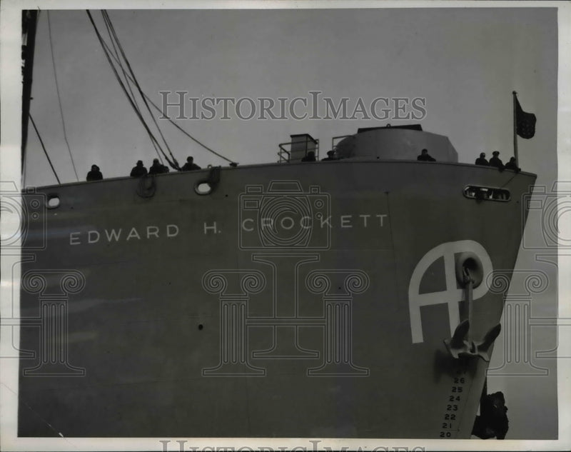 Load image into Gallery viewer, 1944 Press Photo South Portland Me Edward H Crockett launched at shipyards
