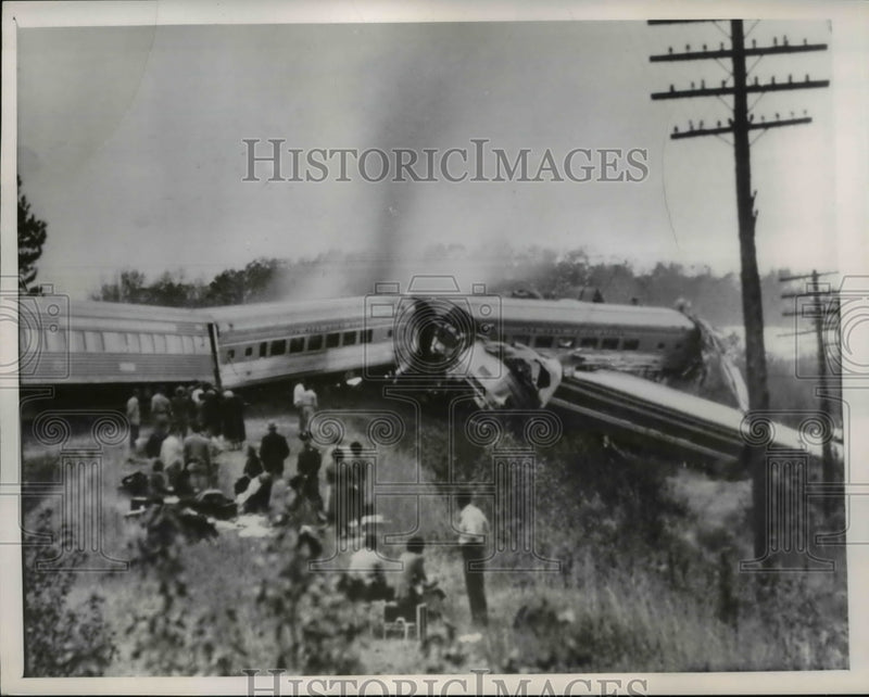 Load image into Gallery viewer, 1951 Press Photo Passengers survive the wreck of two streamliners.
