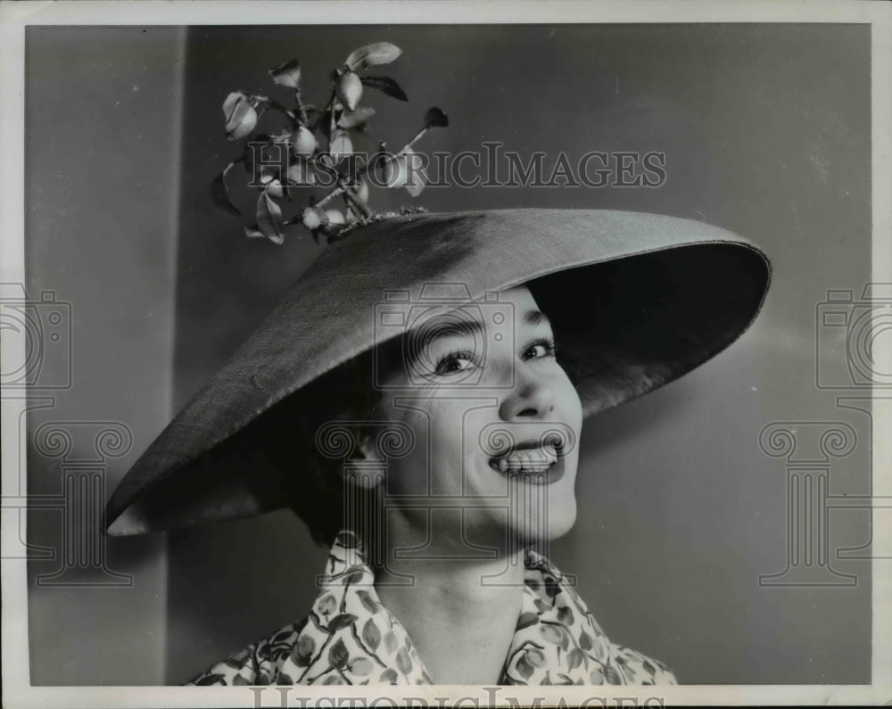 1959 Press Photo Sheila O&#39;Hara Wears Tree Hat
