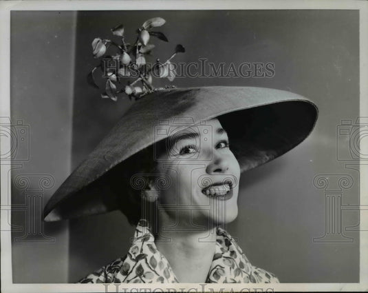 1959 Press Photo Sheila O'Hara Wears Tree Hat