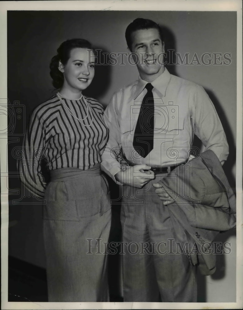 1949 Press Photo Men's boulder tone shirt with new colors by Brentwood Wear