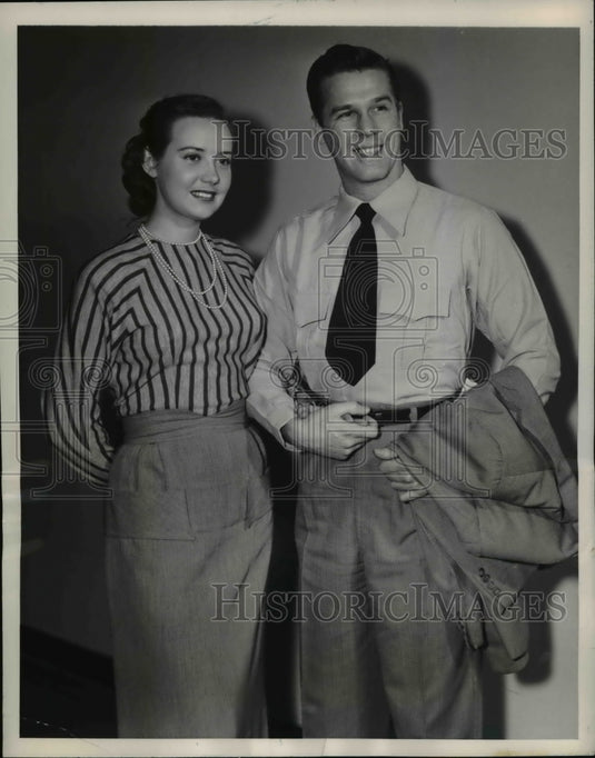 1949 Press Photo Men's boulder tone shirt with new colors by Brentwood Wear