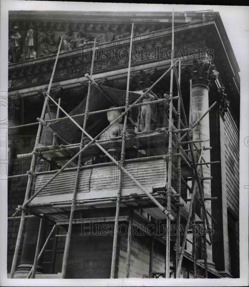 1954 Press Photo Workers on Scaffolding Marianne Symbol of French Republic Paris