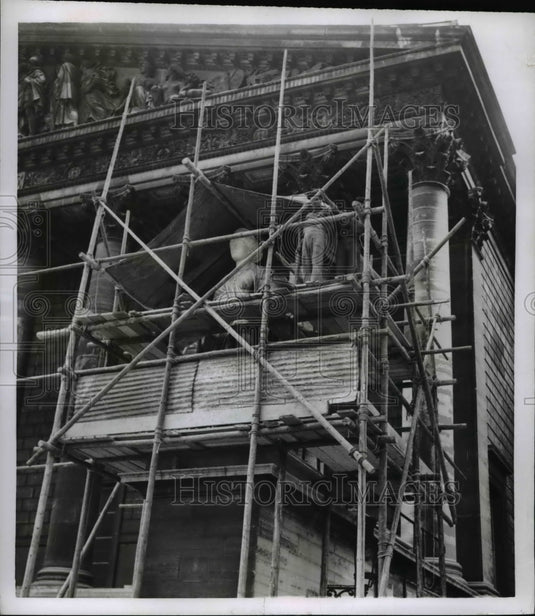 1954 Press Photo Workers on Scaffolding Marianne Symbol of French Republic Paris