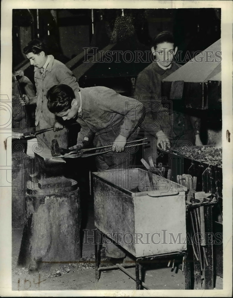 1936 Press Photo Professional School of the City of Paris Blacksmith Class