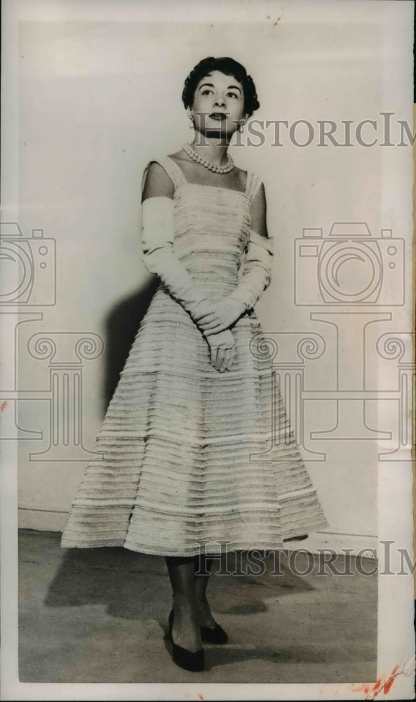 Load image into Gallery viewer, 1954 Press Photo Viscountes de Tuy Models a Fashionable Dress
