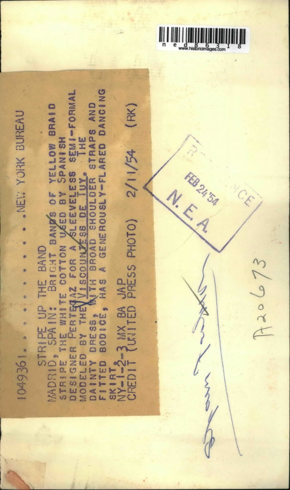 1954 Press Photo Viscountes de Tuy Models a Fashionable Dress