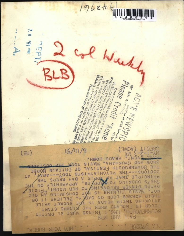 1951 Press Photo Mavis Wilkins sticking head in the bucket while horse look on