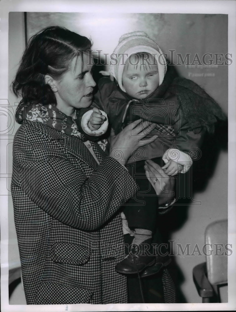 Load image into Gallery viewer, 1963 Press Photo Chicago Mrs Matthew McKeown of Addington Scotland holds her
