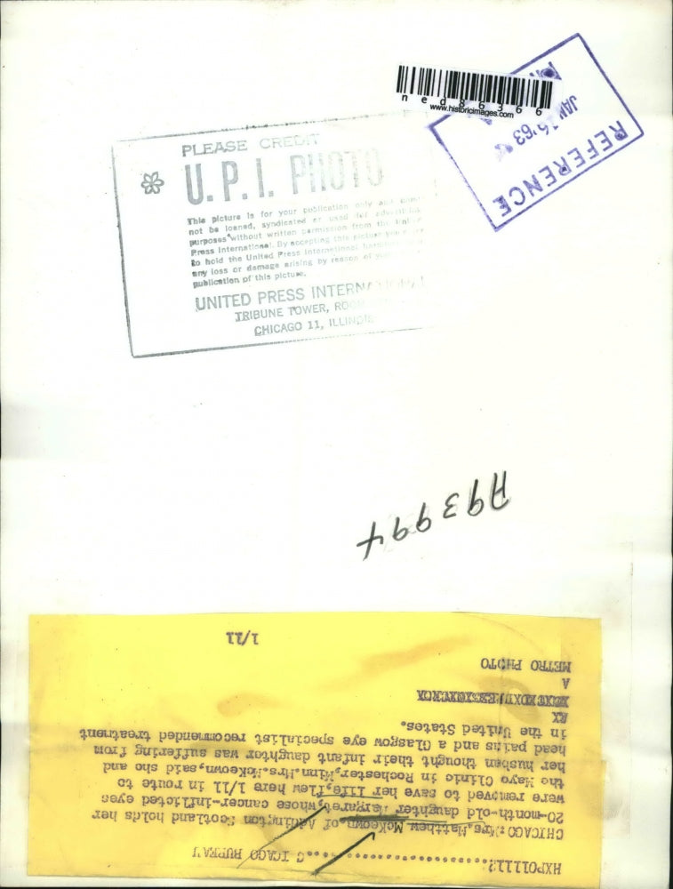 1963 Press Photo Chicago Mrs Matthew McKeown of Addington Scotland holds her