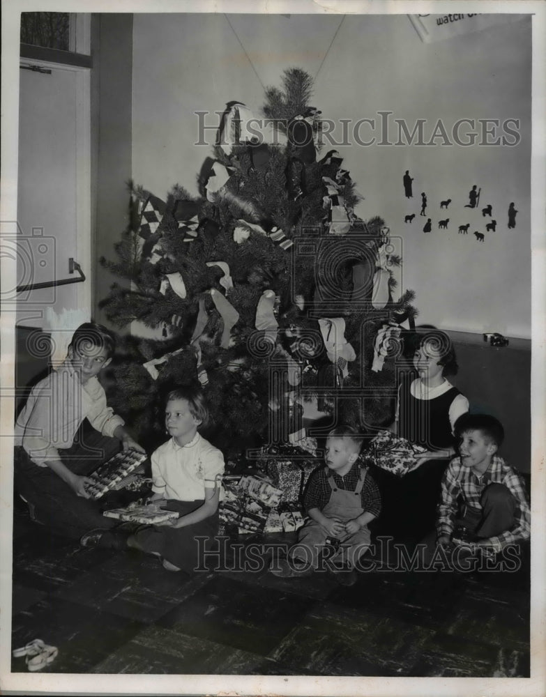 1956 Press Photo Community Church children projects are the socks for Christma
