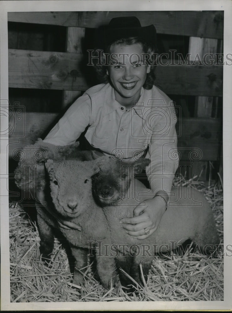 Load image into Gallery viewer, 1950 Press Photo Marilyn Hansen with her triplet lambs
