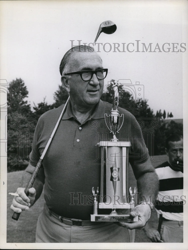 1968 Press Photo Last year&#39;s defending champion holding his trophy- Historic Images