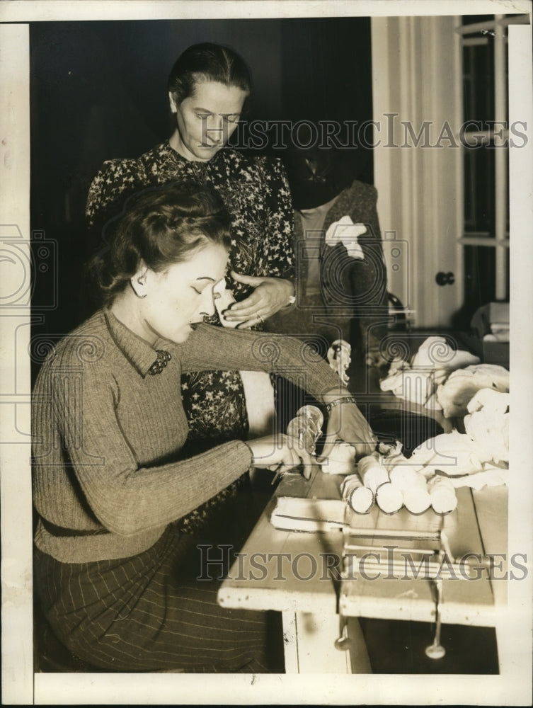1939 Press Photo Seated Countess Renia Lasocka with her Madame Witold Wankowicz