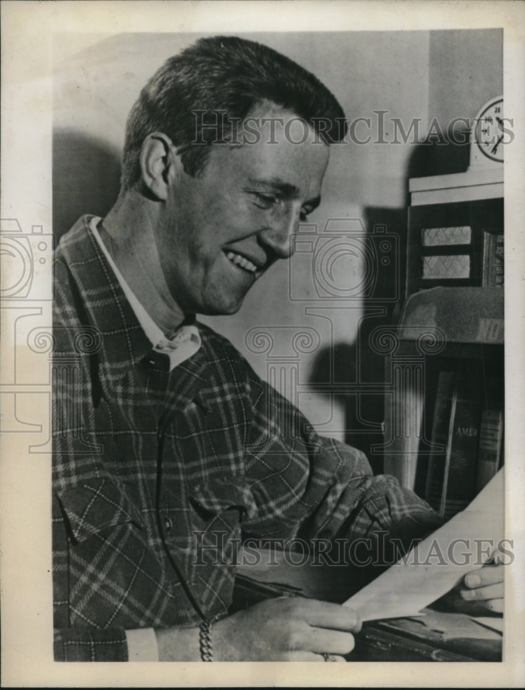 1946 Press Photo Former Army Lieutenant Jack E Love reads a letter from New York- Historic Images