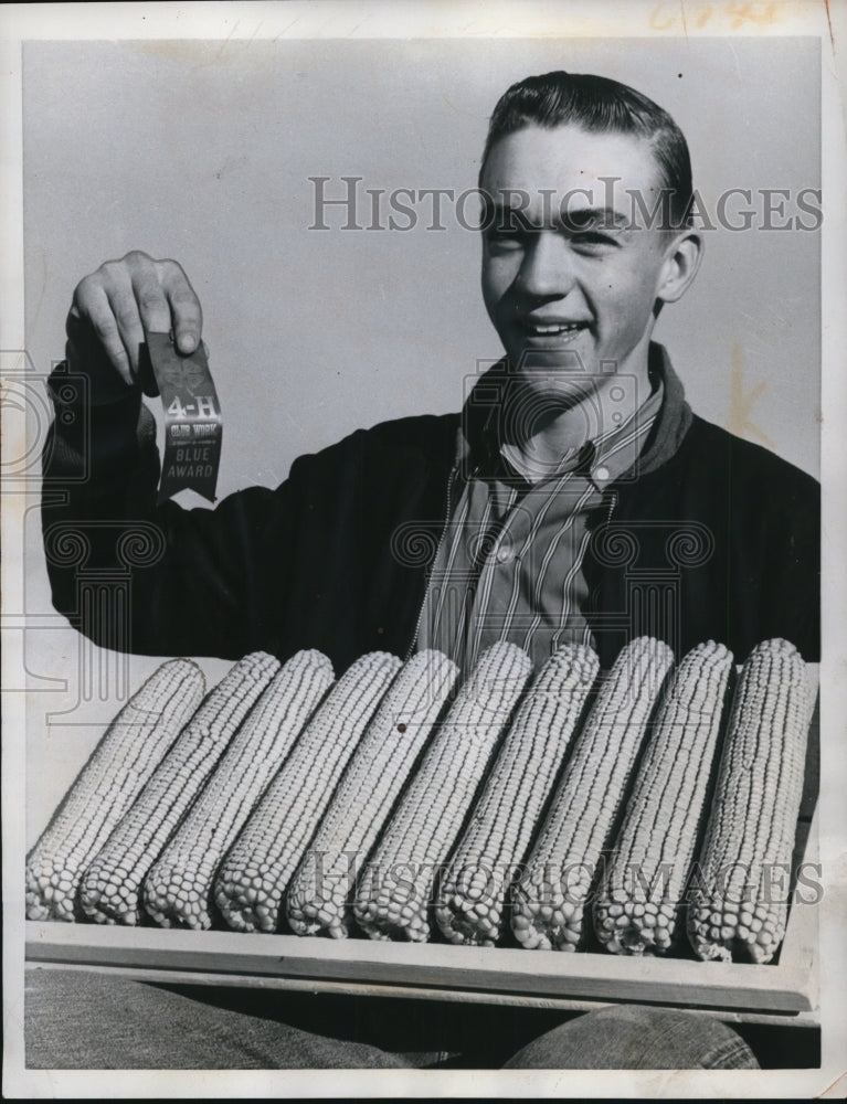 1959 Press Photo Leroy Huff, judged as the best ears of corn i Scotland county